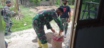 Program Aladin, Anggota Satgas TMMD Bojonegoro Buat Adukan Semen